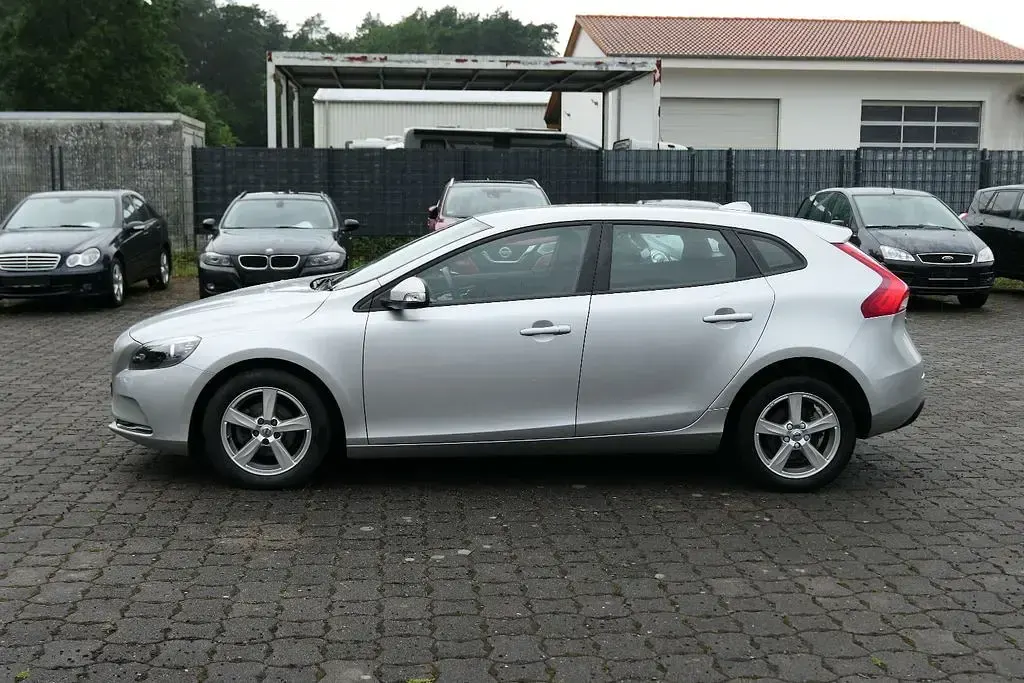 Gebraucht Volvo V40 Kinetic 120 PS (88 kW) 2017 Silber Limousine