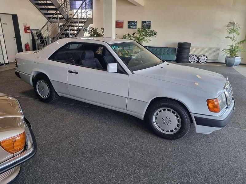 Weiß Gebraucht 1990 Mercedes 230 Coupé | 18.950 € - Bild 1/4
