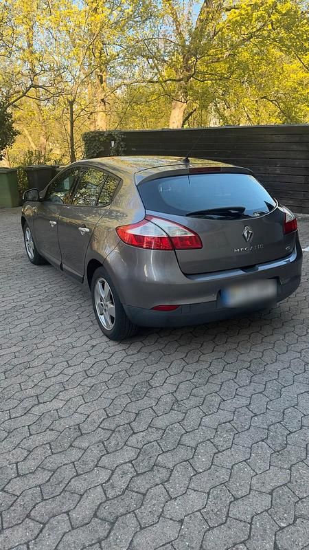 Gebraucht Renault Mégane 106 PS (77 kW) 2010 Silber Limousine