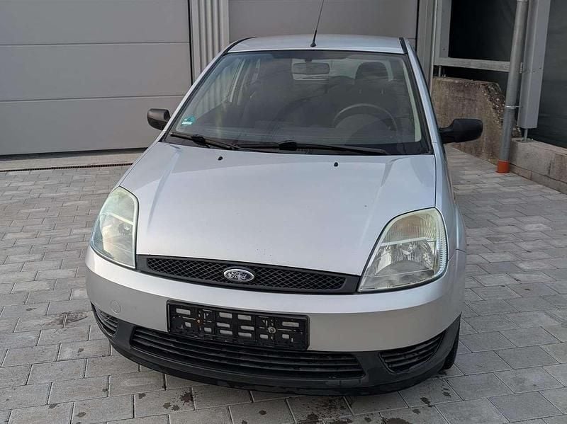 Silber Gebraucht 2003 Ford Fiesta Trend Limousine | 1.600 € (Fairer Preis) - Bild 1/4