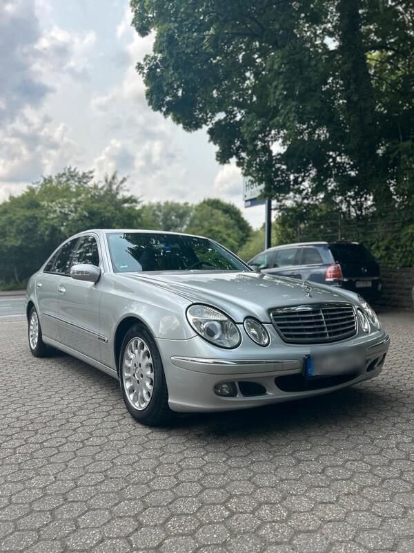 Silber Gebraucht 2005 Mercedes E220 Limousine | 4.800 € (Fairer Preis) - Bild 1/4