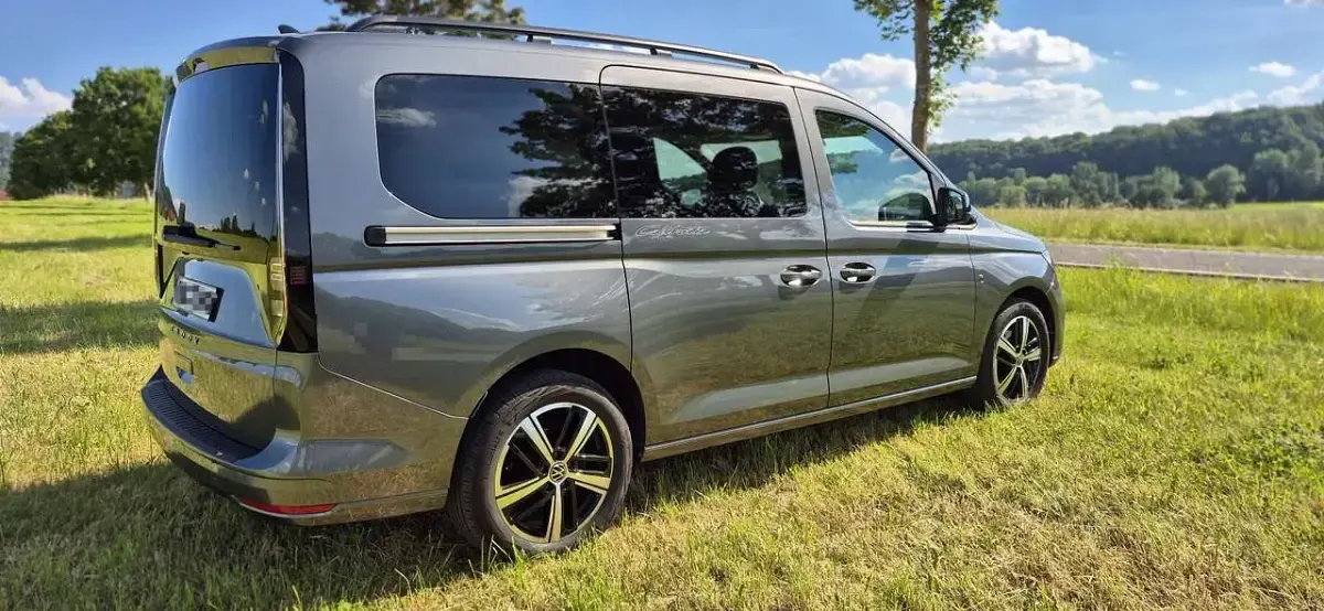 Gebraucht VW Caddy Maxi California 114 PS (83 kW) 2023 Grau Van / Kleinbus
