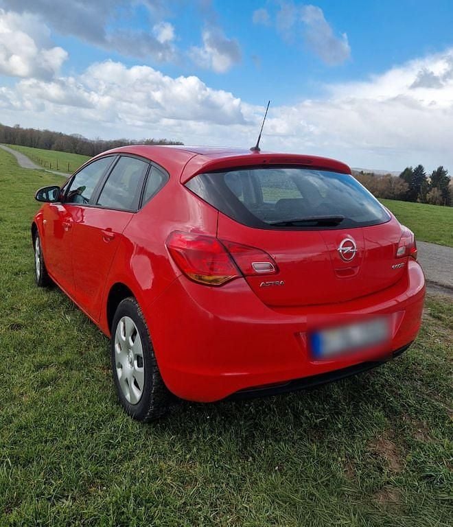 Gebraucht Opel Astra Edition 87 PS (63 kW) 2012 Rot Limousine