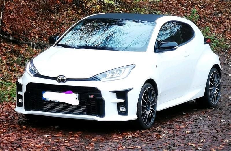 Weiß Gebraucht 2021 Toyota Yaris Limousine | 26.000 € (Superpreis) - Bild 1/2