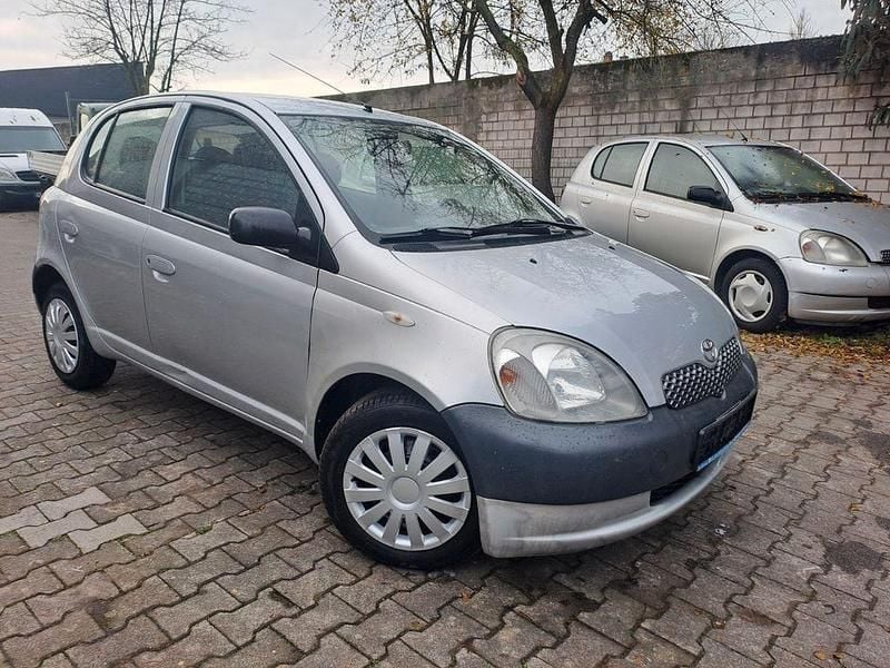 Silber Gebraucht 2002 Toyota Yaris Limousine | 1.390 € (Fairer Preis) - Bild 1/4
