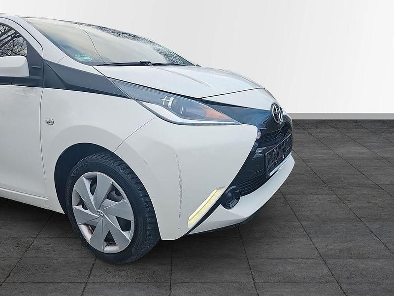 Gebraucht Toyota Aygo Business Edition 69 PS (50 kW) 2015 Weiß Kleinwagen