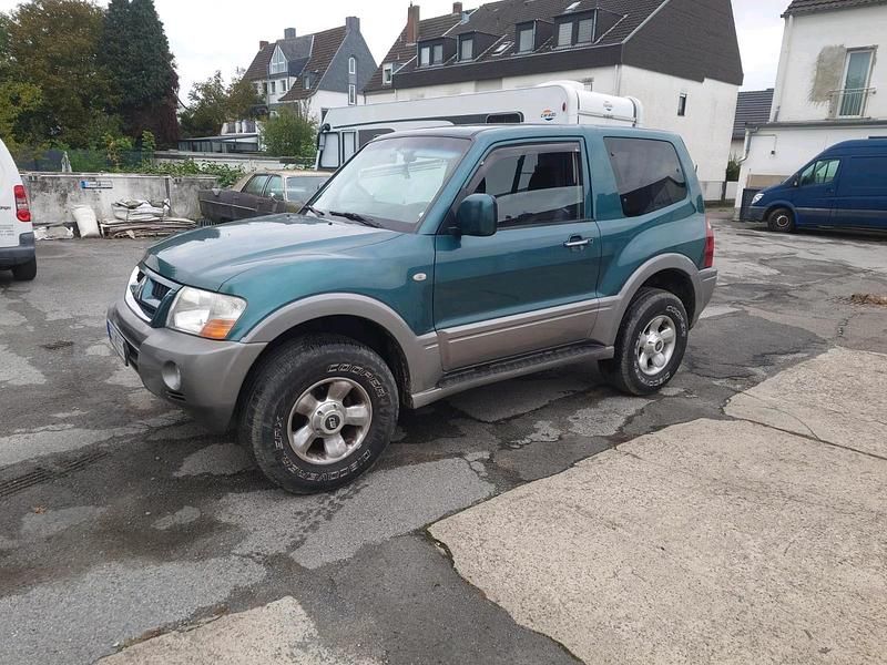 Grün Gebraucht 2025 Mitsubishi Pajero SUV | 4.650 € - Bild 1/4