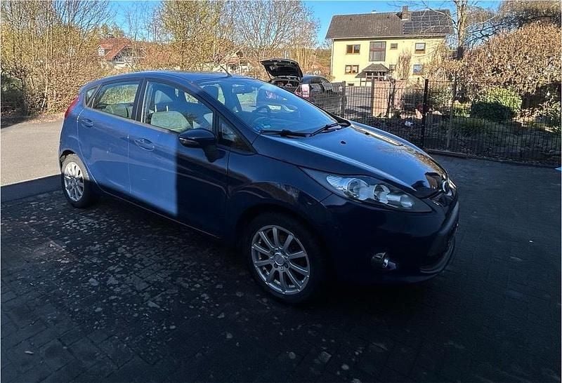 Gebraucht Ford Fiesta 82 PS (60 kW) 2012 Blau Kleinwagen
