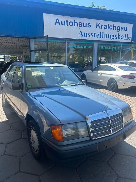 Blau Gebraucht 1986 Mercedes 260 Limousine | 3.990 € - Bild 1/4