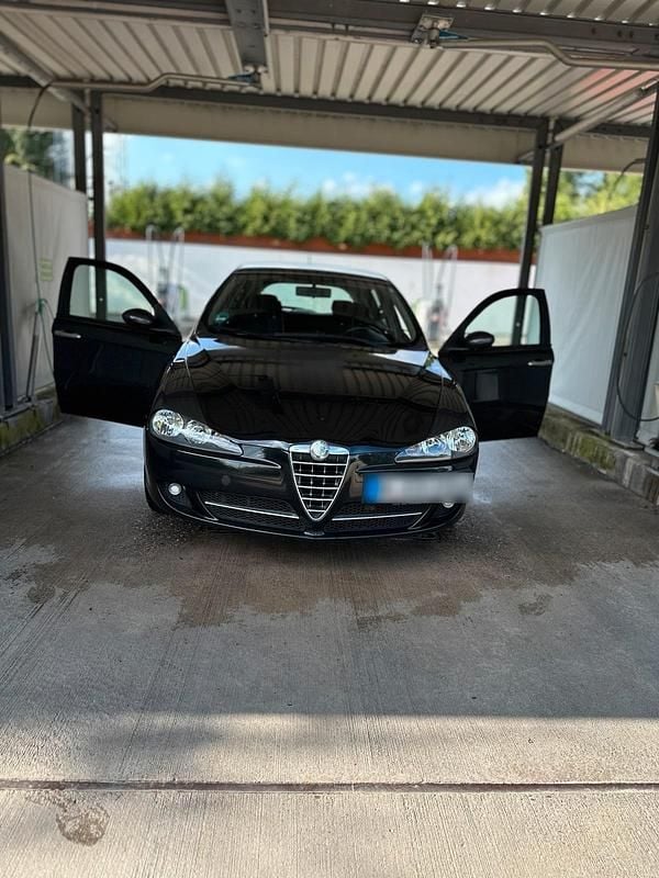 Second-hand Alfa Romeo 147 105 CP (77 kW) 2007 Negru Hatchback