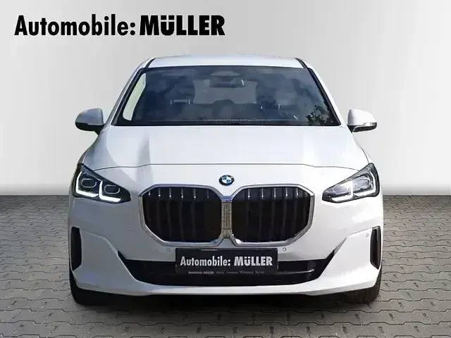Gebraucht BMW 218 Active Tourer Luxury Line 150 PS (110 kW) 2023 Alpinweiss 3 Van / Kleinbus