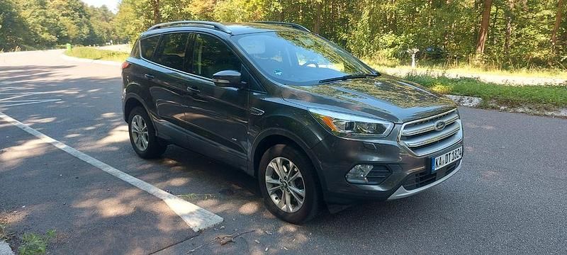 Grau Gebraucht 2016 Ford Kuga Titanium SUV | 14.799 € (Fairer Preis) - Bild 1/4