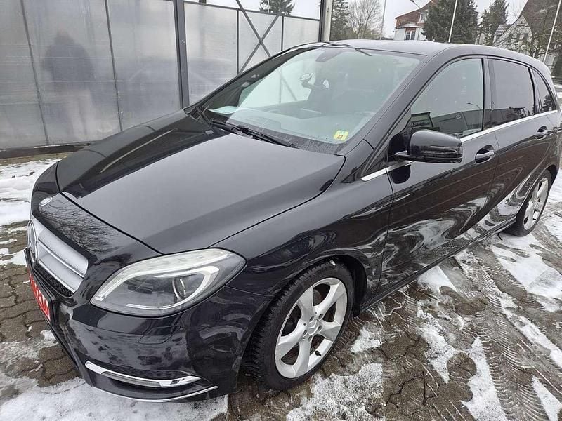 Schwarz Gebraucht 2014 Mercedes B180 Van / Kleinbus | 4.450 € (Superpreis) - Bild 1/4