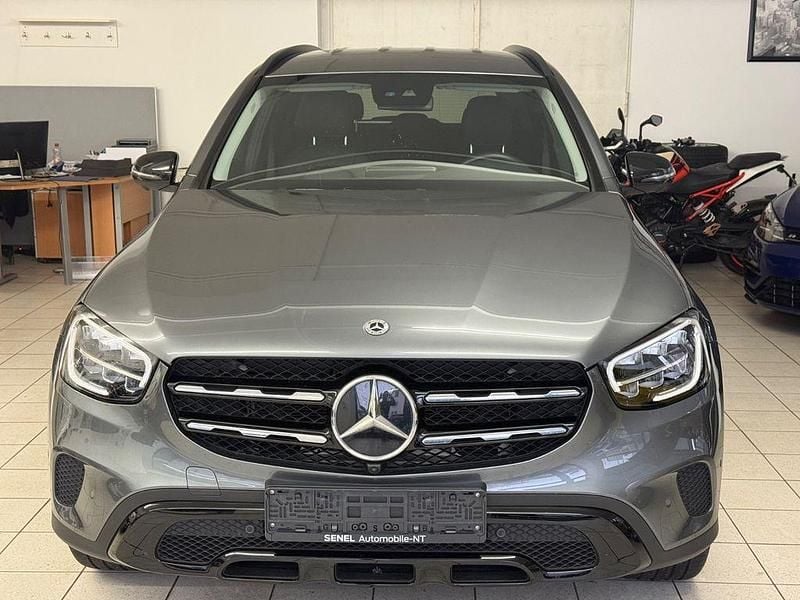 Grau Gebraucht 2021 Mercedes GLC300 Night SUV | 36.900 € (Guter Preis) - Bild 1/4