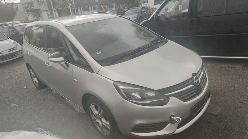 Silber Gebraucht 2018 Opel Zafira Edition Van / Kleinbus | 5.990 € (Superpreis) - Bild 1/4