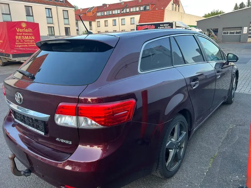 Gebraucht Toyota Avensis Life 150 PS (110 kW) 2014 Rot Kombi