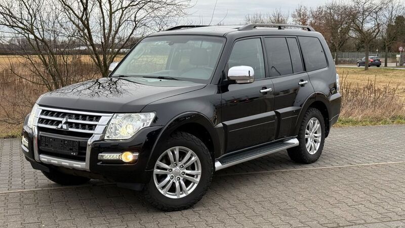 Schwarz Gebraucht 2016 Mitsubishi Pajero Top SUV | 31.800 € (Fairer Preis) - Bild 1/4