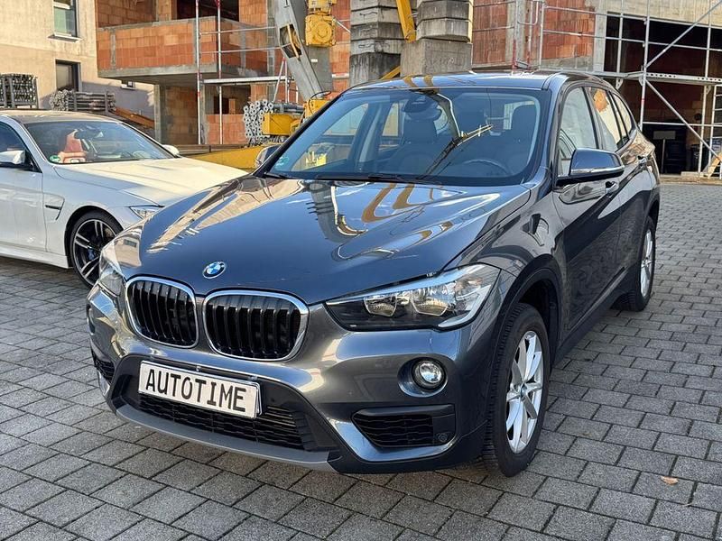 Grau Gebraucht 2018 BMW X1 Advantage SUV | 20.490 € (Guter Preis) - Bild 1/4