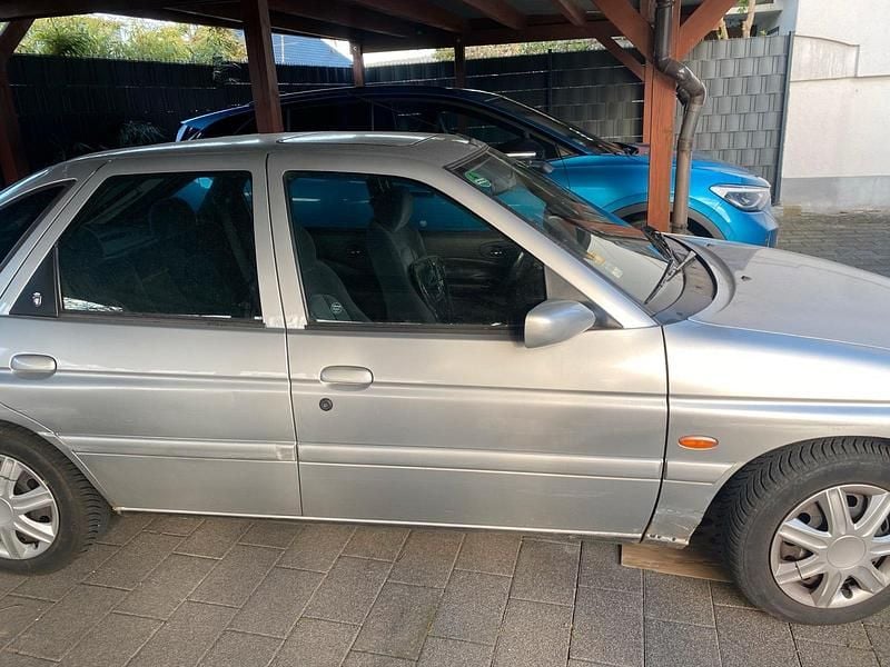 Gebraucht Ford Escort 89 PS (65 kW) 1996 Grau Kleinwagen