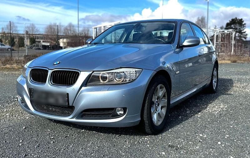 Gebraucht BMW 320 184 PS (135 kW) 2010 Blau Limousine
