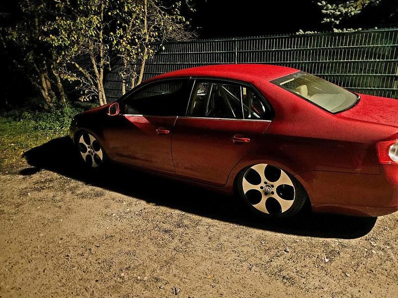 Rot Gebraucht 2006 VW Jetta Limousine | 6.500 € (Teuer) - Bild 1/4