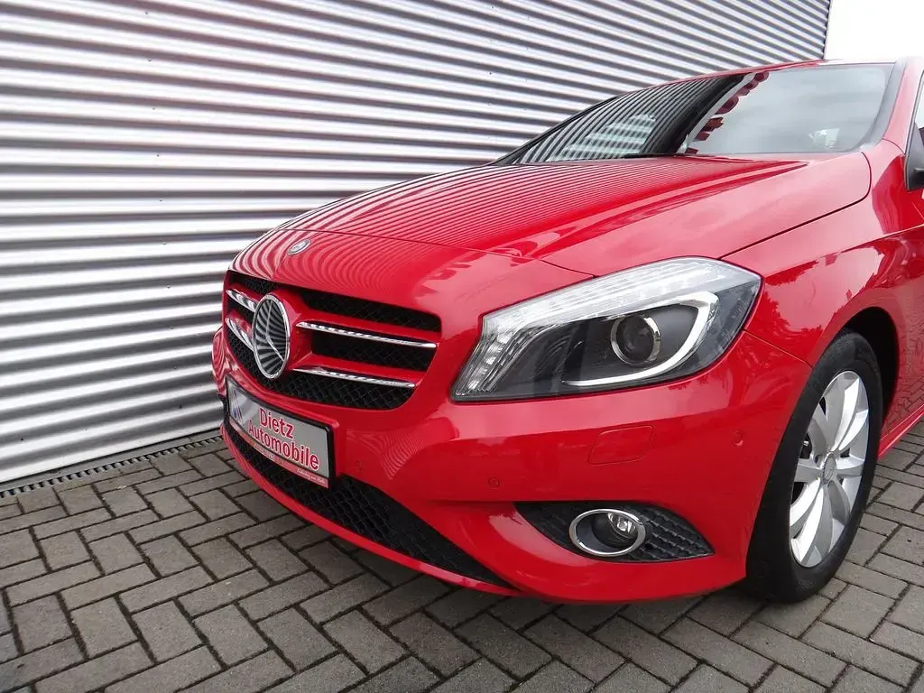 Gebraucht Mercedes A180 Style 109 PS (80 kW) 2012 Rot Limousine