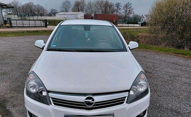 Gebraucht Opel Astra Edition 116 PS (85 kW) 2010 Weiß Kombi