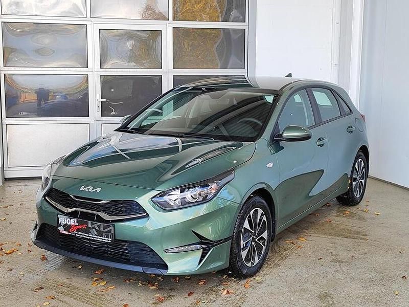 Neu Kia Ceed Play 101 PS (74 kW) 2025 Experience green Kleinwagen