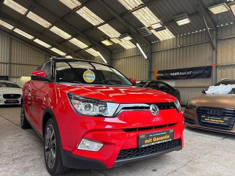 Rot Gebraucht 2016 Ssangyong (KGM) Tivoli SUV | 7.950 € - Bild 1/4