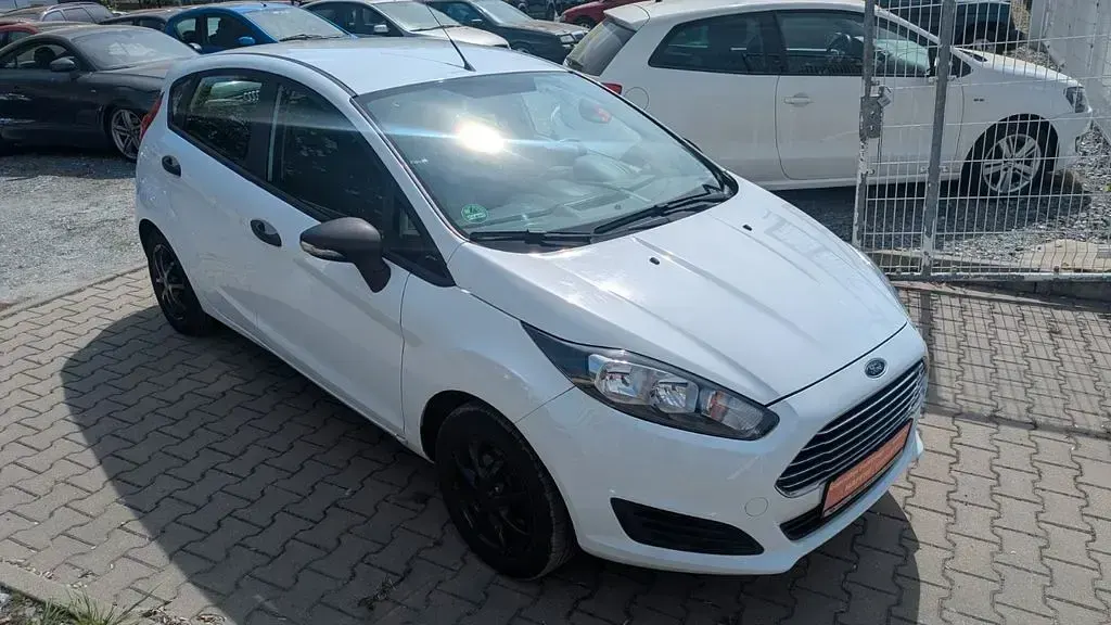 Gebraucht Ford Fiesta Ambiente 60 PS (44 kW) 2015 Weiß Kleinwagen