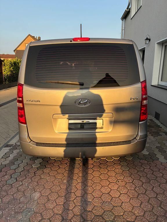 Gebraucht Hyundai H-1 170 PS (125 kW) 2017 Grau Van / Kleinbus