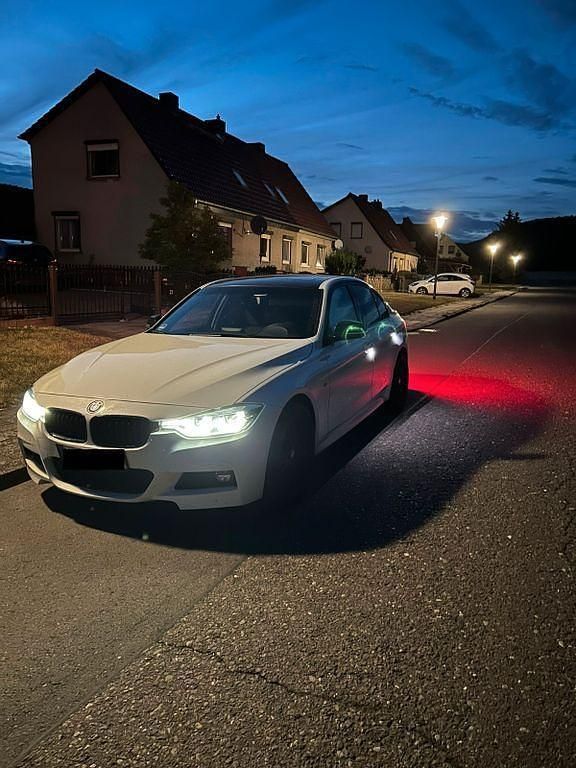 Weiß Gebraucht 2016 BMW 318 M Sport Limousine | 17.999 € (Fairer Preis) - Bild 1/4