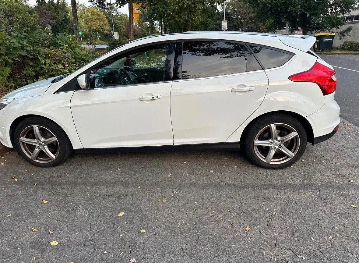 Używany Ford Focus Titanium 150 KM (110 kW) 2011 Biały Sedan/Limuzyna