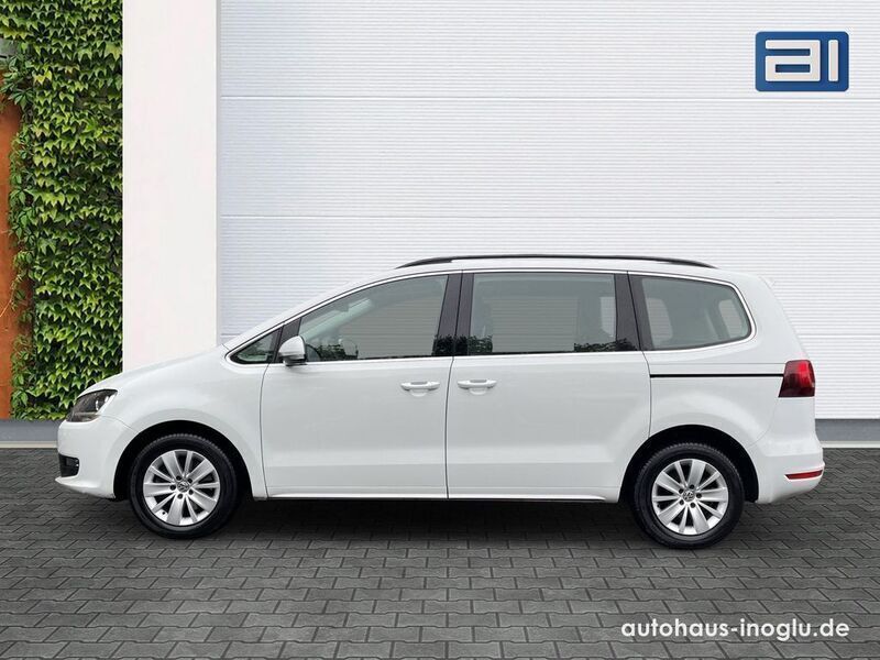 Gebraucht VW Sharan Comfortline 150 PS (110 kW) 2022 Weiß Van / Kleinbus