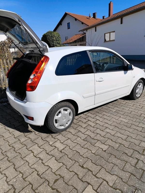 Gebraucht Ford Fiesta 69 PS (50 kW) 2008 Weiß Kleinwagen