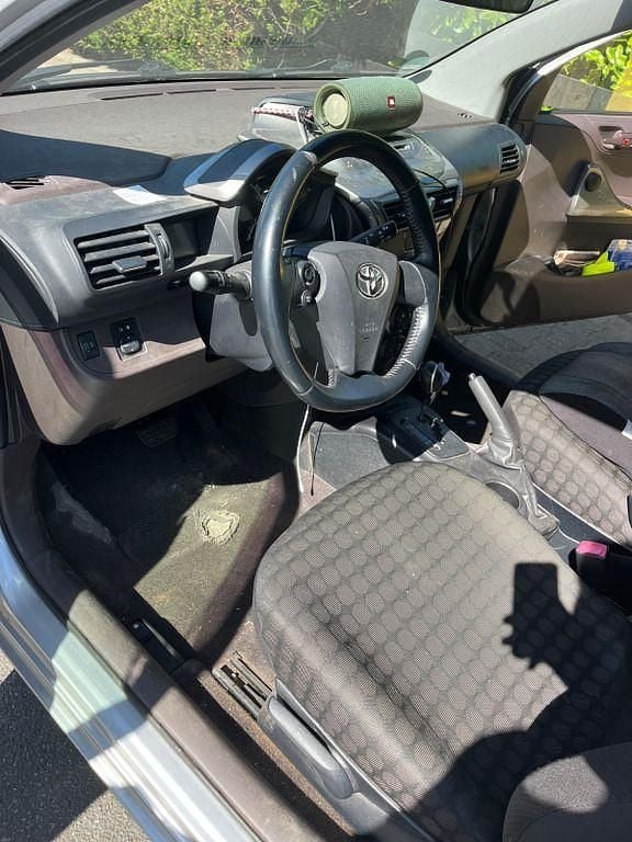 Gebraucht Toyota iQ 68 PS (50 kW) 2009 Silber Kleinwagen