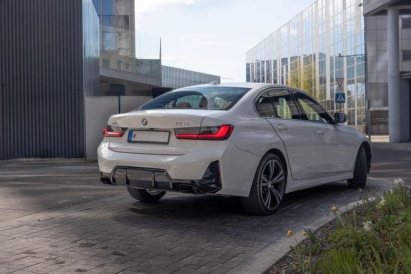 Gebraucht BMW 330 Sport Line 245 PS (180 kW) 2024 Weiß Limousine