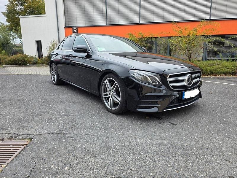 Schwarz Gebraucht 2017 Mercedes E220 AMG line Limousine | 22.220 € (Fairer Preis) - Bild 1/4