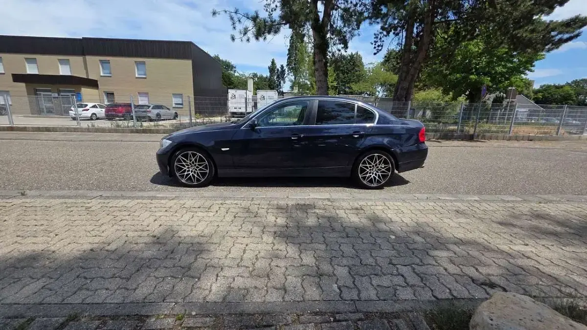 Gebraucht BMW 325 Comfort Edition 218 PS (160 kW) 2006 Blau Limousine