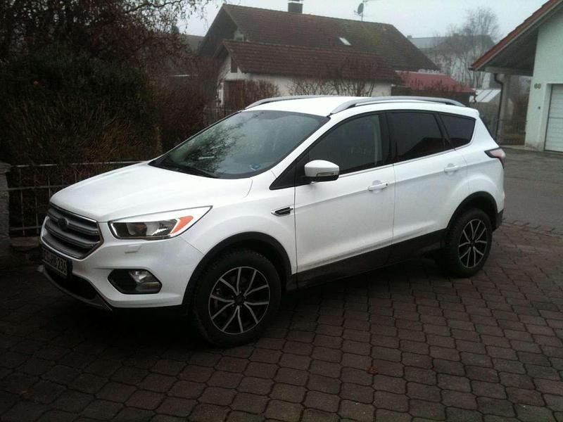 Weiß Gebraucht 2017 Ford Kuga SUV | 10.400 € (Fairer Preis) - Bild 1/4