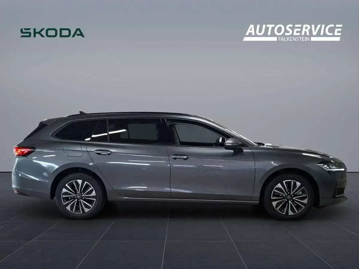 Neu Skoda Superb Selection 150 PS (110 kW) 2026 Graphitegrau metallic Kombi