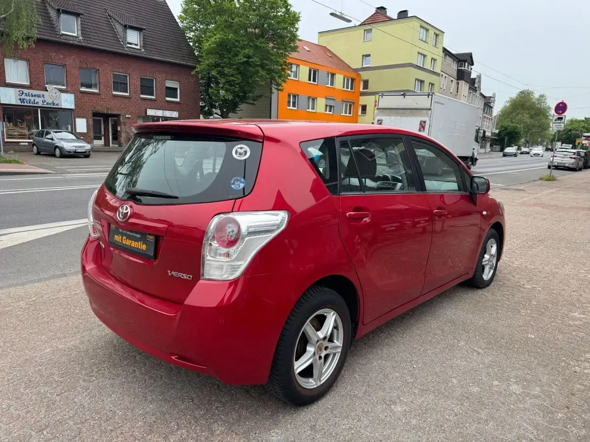 Gebraucht Toyota Verso 126 PS (92 kW) 2009 Rot Van / Kleinbus