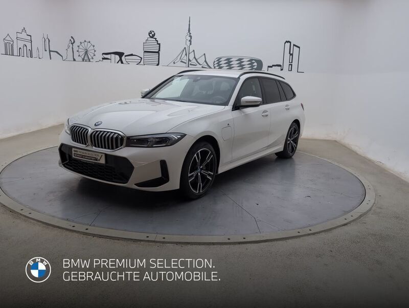 Weiß Gebraucht 2024 BMW 330e M Sport Kombi | 44.406 € (Guter Preis) - Bild 1/2