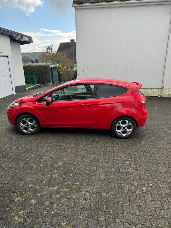 Rot Gebraucht 2012 Ford Fiesta Kleinwagen | 2.000 € - Bild 1/4