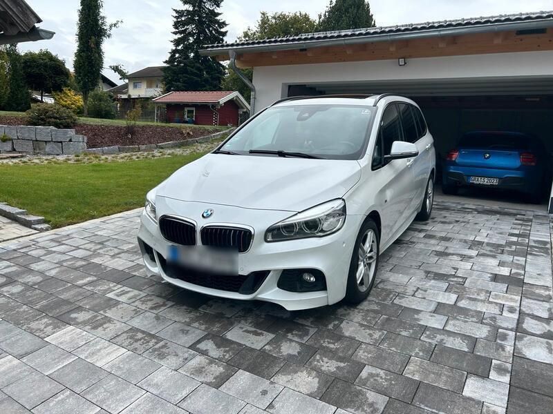 Weiß Gebraucht 2016 BMW 220 Gran Tourer M Sport Van / Kleinbus | 20.999 € (Fairer Preis) - Bild 1/4