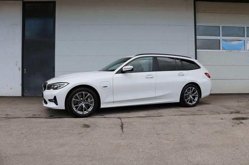 Gebraucht BMW 330e Advantage 292 PS (214 kW) 2021 Weiß Kombi