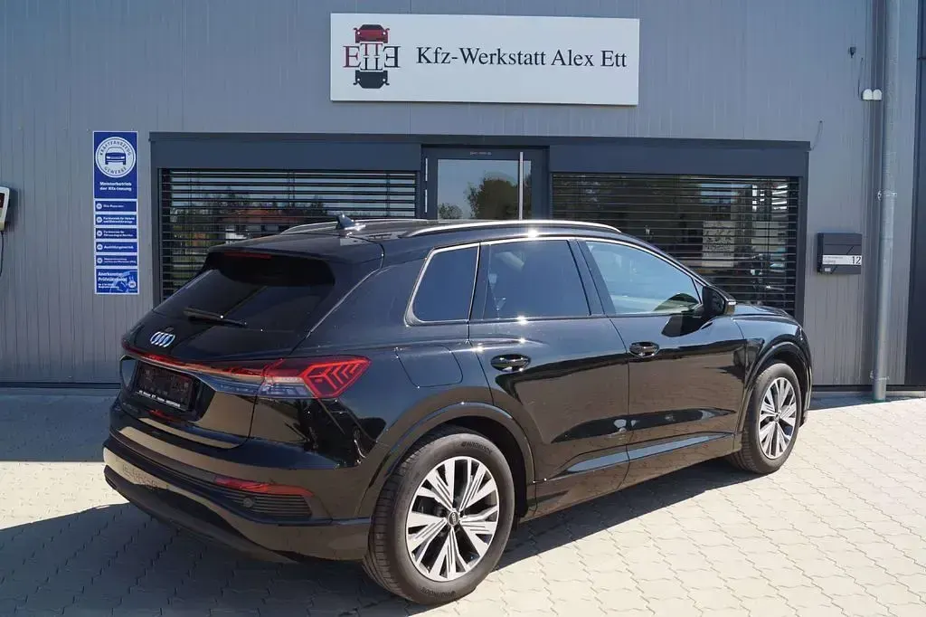 Gebraucht Audi Q4 e-tron Basis 150 kW (204 PS) 2023 Schwarz SUV