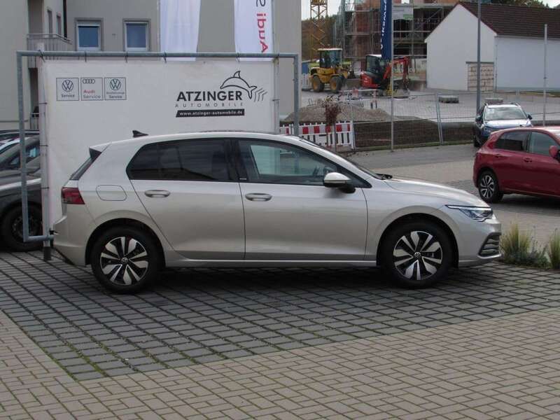 Gebraucht VW Golf VIII Move 110 PS (80 kW) 2023 Ivory silver (silber) Limousine
