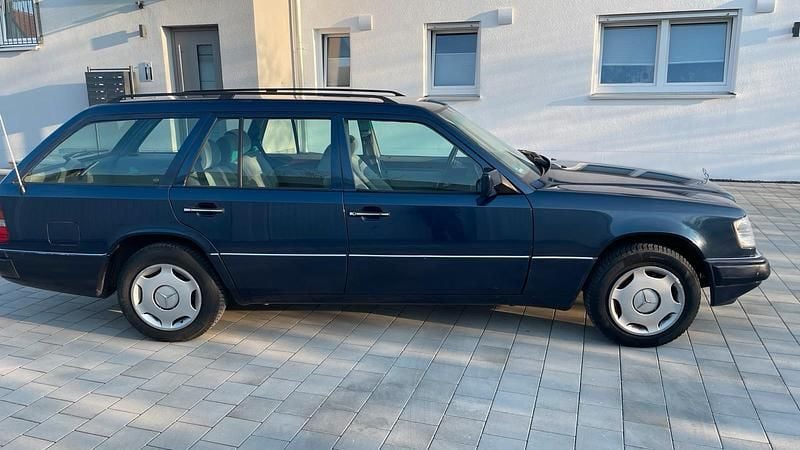 Brugt Mercedes E220 150 HK (110 kW) 1994 Blå Stationcar