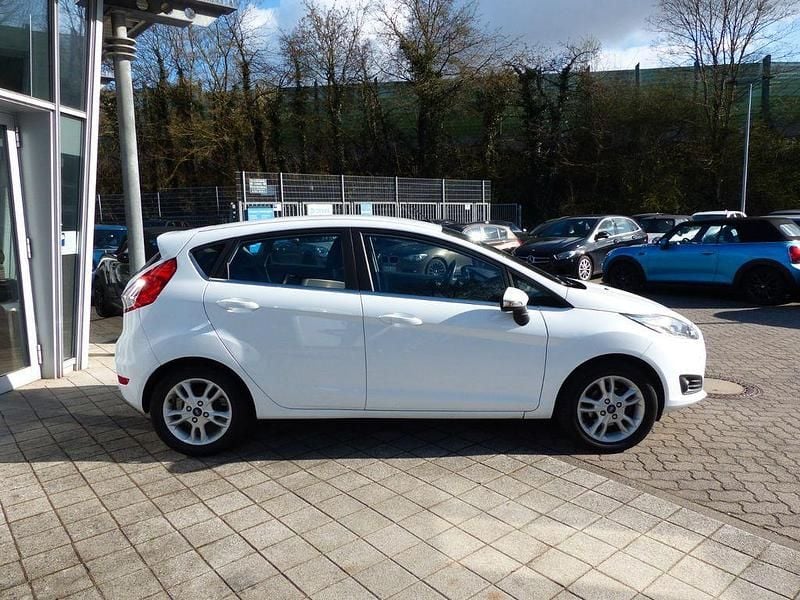 Gebraucht Ford Fiesta Titanium 101 PS (74 kW) 2017 Weiß Limousine